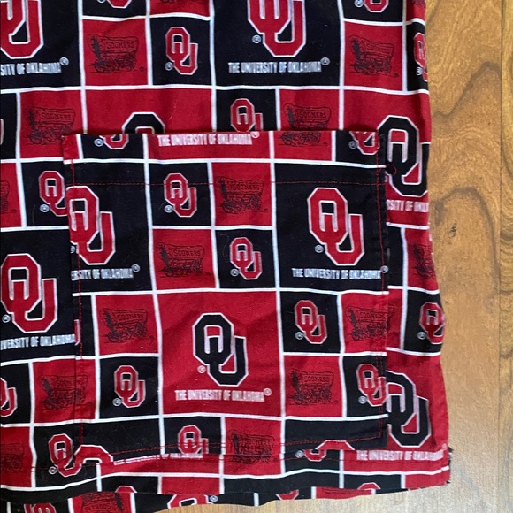 University of Oklahoma Graphic Print medical scrub shirt - Picture 2 of 4